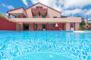 Comfortable apartment with shared pool in Prazeres, 150 m²